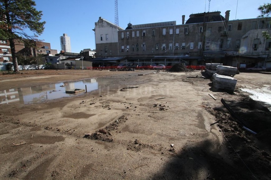 ELLITORAL_180032 |  Mauricio Garín En el contrafrente. Sobre calle Amenábar se está construyendo un estacionamiento y quedará disponible, un sector para espacio verde. Allí estaban las casillas de la Dirección de Vivienda.