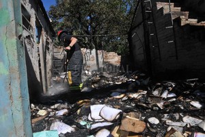 ELLITORAL_195780 |  Flavio Raina No pudieron salvar ni un libro. Sólo quedaron intactas tres piezas de cerámica que representan diferentes etnias.