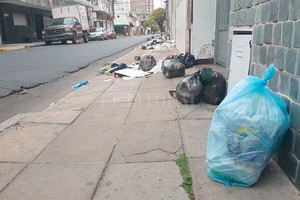 El Litoral El centro de la ciudad amaneció con bolsas de residuos en las veredas. No hubo recolección nocturna