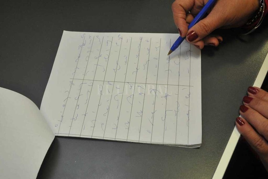 ELLITORAL_179983 |  Flavio Raina Signos. Con rayitas, trazos que parecen rulitos de bebé, números invertidos o torcidos hacia un costado, los taquígrafos registran todo lo que se dice en recinto de sesiones del Concejo Municipal.