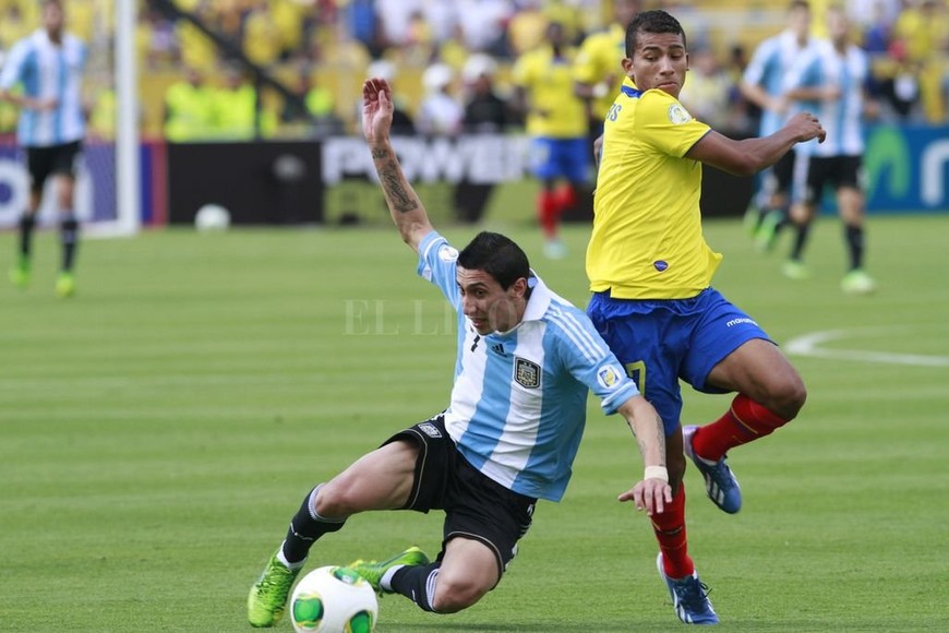 ELLITORAL_192334 | EFE La última vez en el Atahualpa. Argentina consiguió un punto valioso en el partido que se jugó en Quito en las Eliminatorias anteriores. Fue 1 a 1. Di María cae ante la marca de un rival. Fideo , de flojo partido en la Bombonera ante Perú, es uno de los que mejor se adapta a los rigores de la altura.