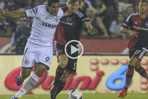 AFA José Pepe Sand escapa de la marca de Diego Mateo. Lanús hizo 3 y los mira de arriba.