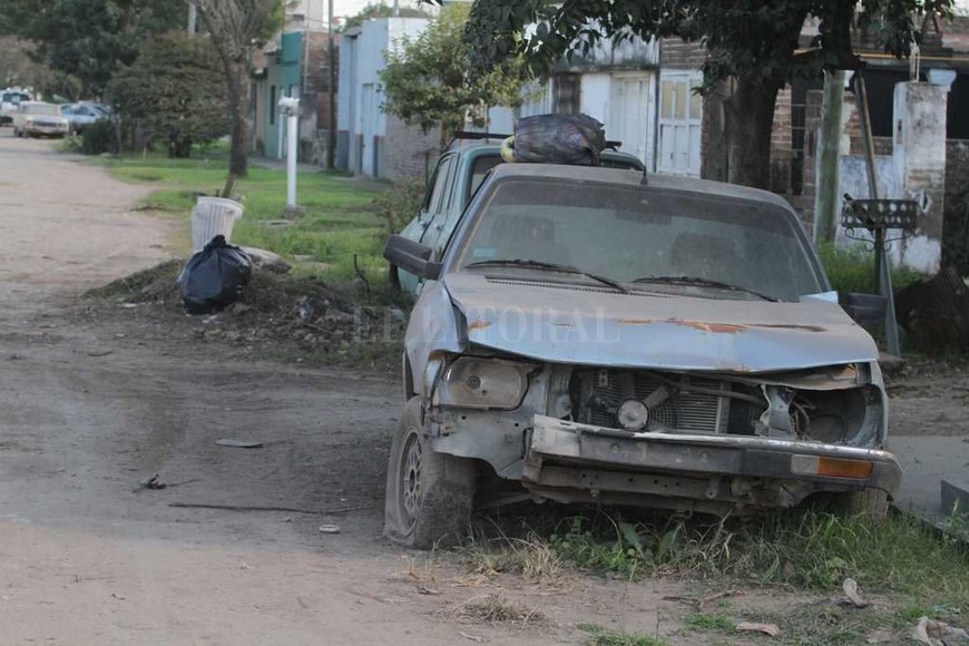 ELLITORAL_182119 |  Guillermo Di Salvatore Abandonado. Hay gran cantidad de vehículos particulares en desuso por las calles de Ciudadela Norte.