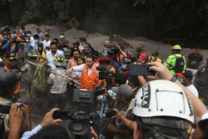 ELLITORAL_213183 |  dpa Operarios de rescate trasladan a un fallecido en camilla el 04/06/2018 en Chimaltenango, Guatemala. Más de 60 personas murieron calcinadas tras quedar atrapadas entre la ardiente mezcla de piedras, lodo y gases expulsados por el volcán de Fuego, algunas en el propio interior de sus viviendas.
(Vinculado al texto de dpa "Violento fuego volcánico deja destrucción y muerte en Guatemala" del 05/06/2018) Foto: Cortesía/NOTIMEX/dpa +++ dpa-fotografia +++