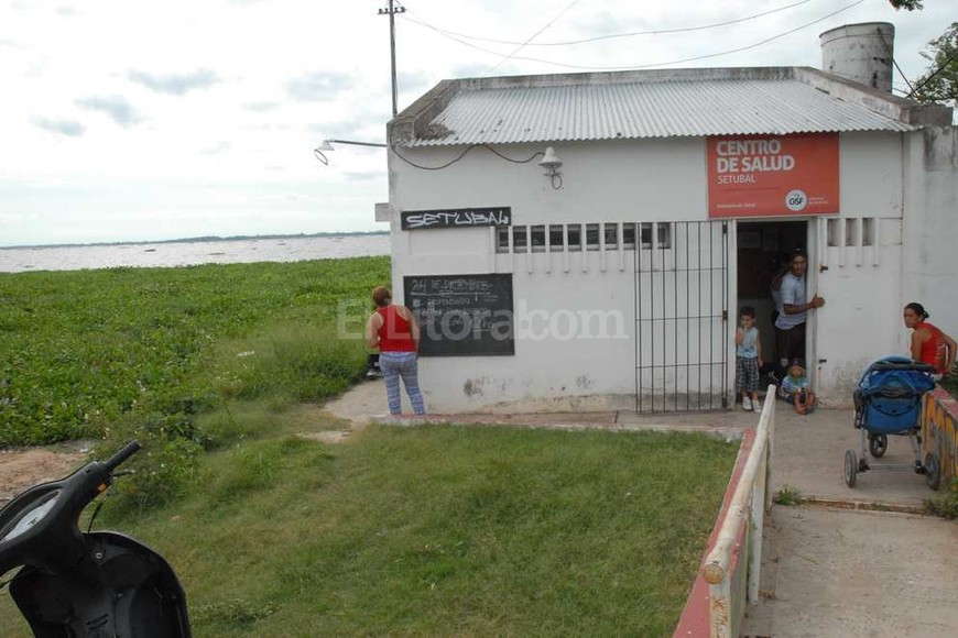 ELLITORAL_142962 |  Flavio Raina El centro de salud de Guadalupe, contra la laguna Setúbal, quedó al borde de la inundación.