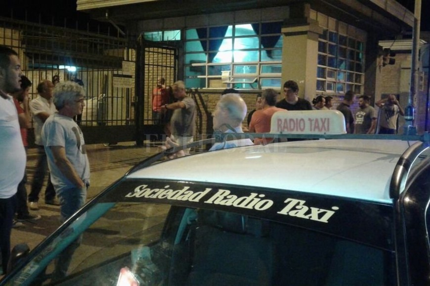 ELLITORAL_198069 |  Danilo Chiapello Anoche frente al hospital Cullen, se congregaron taxistas, remiseros y allegados a la víctima para reclamar por lo sucedido.