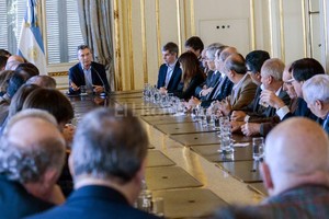 Agencia DyN Anuncio. El presidente Mauricio Macri y los rectores, ayer durante el anuncio de la asignación de una partida de $ 500 millones para cubrir gastos de funcionamiento.