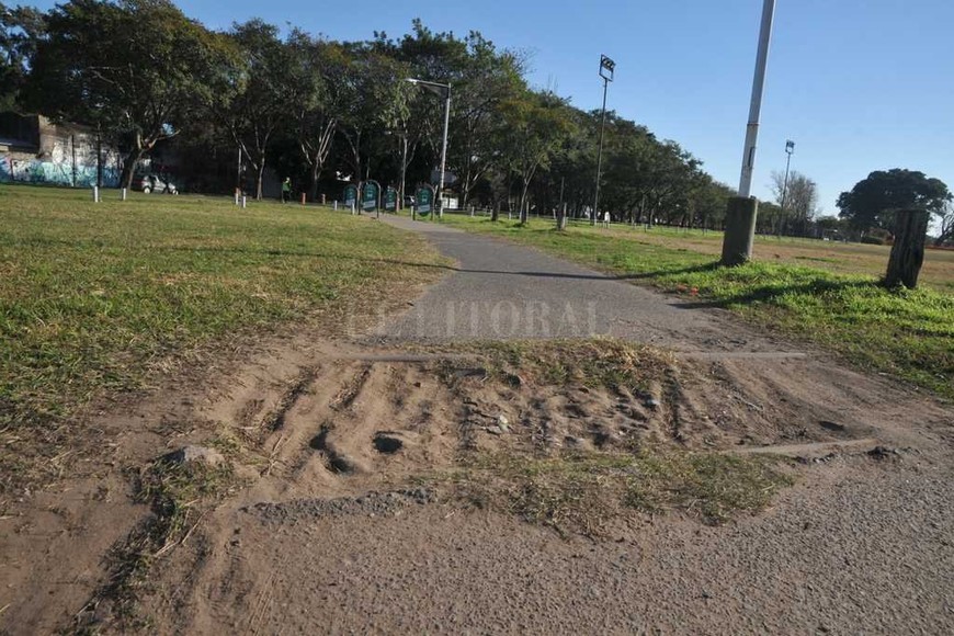 ELLITORAL_184877 |  Flavio Raina Más infraestructura. Desde el grupo Santa Fe en Bici advierten que la utilización de la ciclovía para paseo de peatones genera conflictos con los ciclistas.
