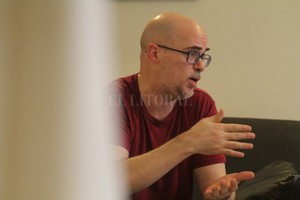 Pablo Aguirre La escritura real, cuando uno mete los pies y las manos en el barro, tiene que ver con una introspección profunda , asegura Loza.