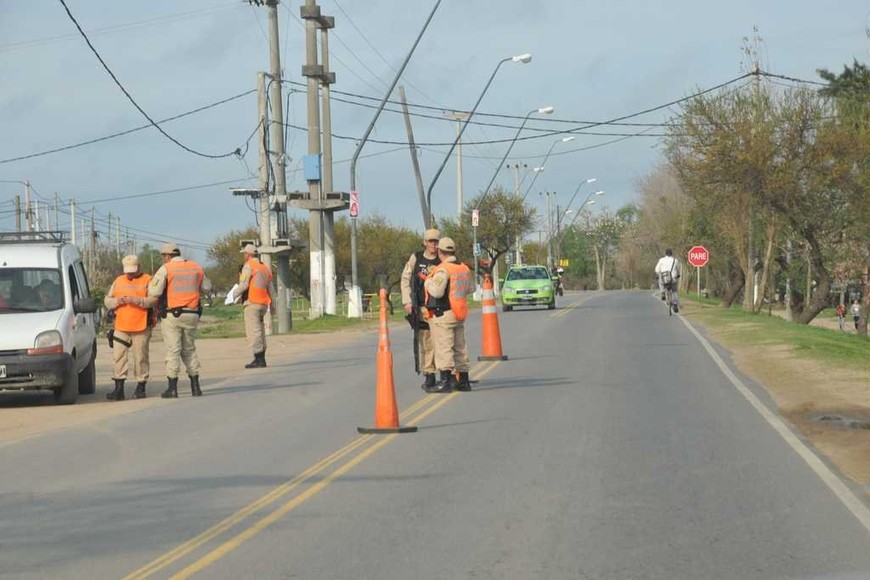 ELLITORAL_189815 | Flavio Raina Bajo control. En distintas zonas del barrio hay una gran presencia de las fuerzas de seguridad, tanto federales como locales, incluso municipales.