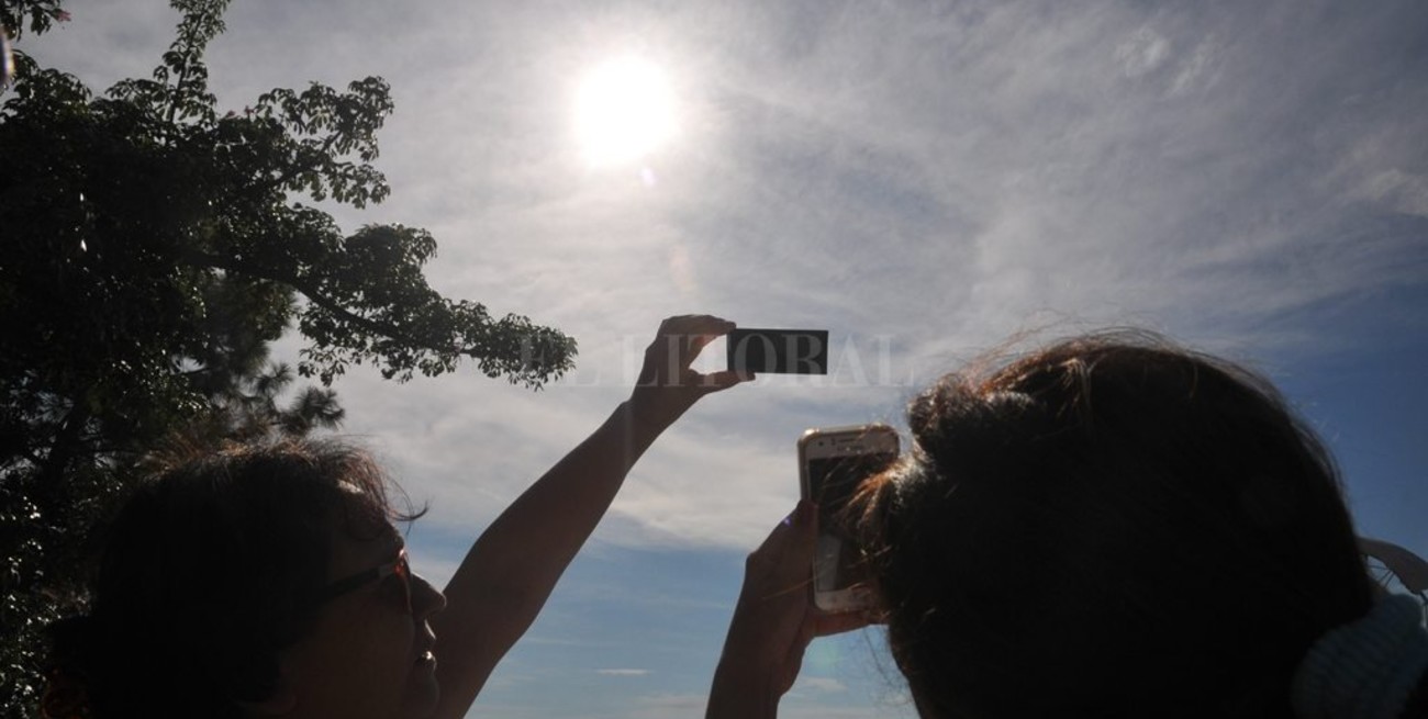 A pesar del calor, la gente disfrutó del eclipse en el Code