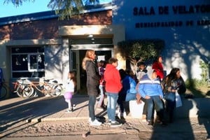 ELLITORAL_253235 |  Gentileza Fm Power Max La comunidad de Recreo se acercó a despedir los restos del chico Román a la sala de velatorios municipal.