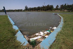ELLITORAL_201879 |  Mauricio Garín Los residuos, de todo tipo, flotan a largo y ancho en los piletones del Parque del Sur.