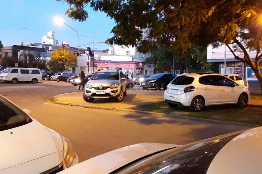 ELLITORAL_211510 |  Periodismo Ciudadano / WhatsApp Cuando hay partido, vale todo. Así queda avenida Freyre cuando juega Unión y lo mismo pasa en avenida Juan José Paso cuando hay partido en Colón.