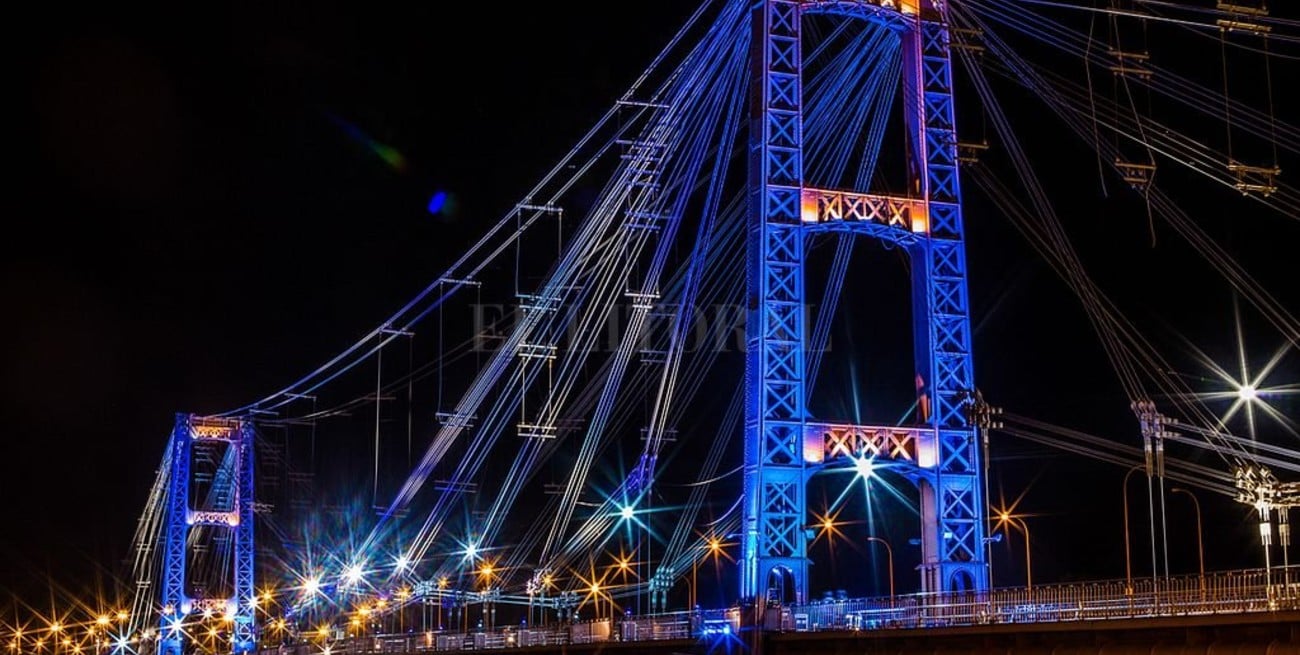 Se inauguran las nuevas luminarias del Puente Colgante