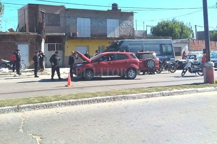 ELLITORAL_212289 |  El Litoral En Avenida Perón y Domingo Silva, fue interceptado la Ford Ecosport que había sido señalada por la adolescente.