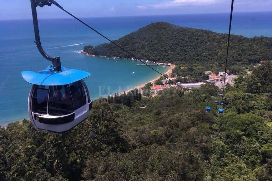 ELLITORAL_197931 |  El Litoral El teleférico conecta el muelle de Barro de Sul, en Balneario Camboriú, con el parque Interpraias y la playa de Laranjeiras.