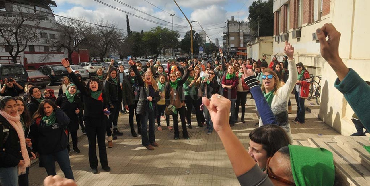La "marea verde" celebró la media sanción frente al Iturraspe