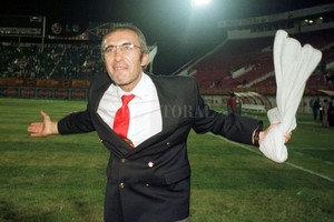 Archivo. Esa noche inolvidable. El profe Córdoba y su festejo revoleando la toalla en Paraguay, luego de la clasificación de Colón a los cuartos de final de la Libertadores 1998.