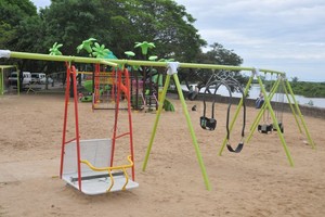 ELLITORAL_197309 |  Luis Cetraro En la práctica. En algunos espacios públicos de Santo Tomé, como la plazoleta Martín Miguel de Güemes de la costanera, ya se desarrolla el concepto de juegos inclusivos o integrados.