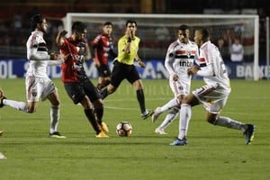 ELLITORAL_218942 |  Agencia Efedos Marcelo Estigarribia aparece rodeado de jugadores de San Pablo, en la gran victoria del jueves pasado en Brasil. Está lesionado y no podrá jugar el encuentro debut por la Superliga. ¿Llegará al jueves que viene?, es toda una incógnita.