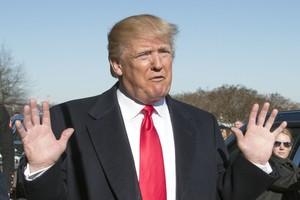 DPA El presidente de EEUU, Donald Trump,  hace una declaración el 18/01/2018 antes de ir al Pentágono en Washington, EEUU. El mandatario abrió un enfrentamiento público con su jefe de gabinete, John Kelly, por el muro que quiere levantar en la frontera con México, y refutó las declaraciones del general en las que aseguró que el país vecino no pagaría por la barrera. (Vinculado al texto de dpa "Trump desautoriza a jefe de gabinete y dice que México pagará el muro"). Foto: Ron Sachs/Zuma Press/dpa - Use solamente con el acuerdo por escrito +++ dpa-fotografia +++