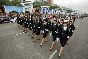 ELLITORAL_216340 |  Télam BAS56. BUENOS AIRES (ARGENTINA), 22/05/2010.- Militares participan hoy, sábado 22 de mayo de 2010, en un desfile en la avenida 9 de Julio de Buenos Aires, en conmemoración del Bicentenario de la revolución que dio paso a la independencia de Argentina. EFE/Leo La Valle