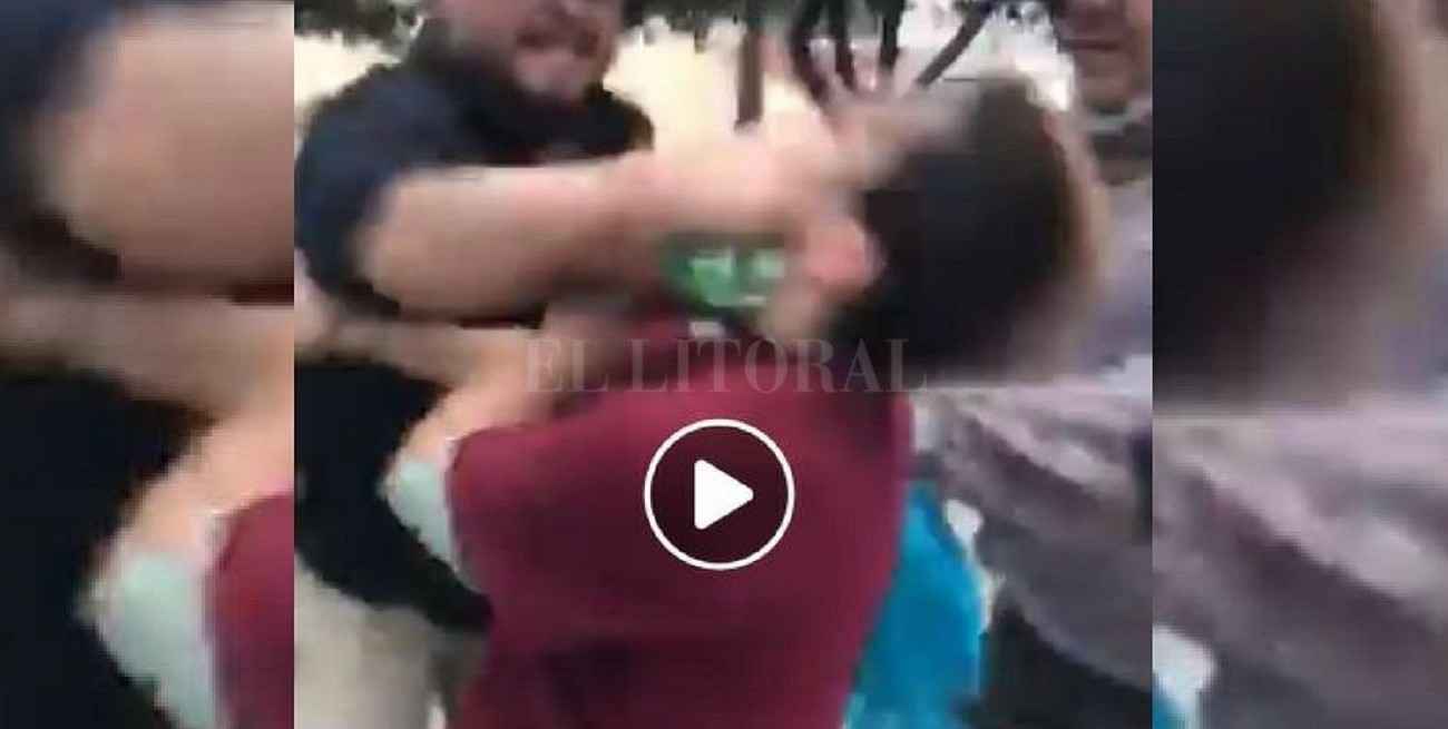 Videos: Un "pañuelazo" en la Plaza 25 de Mayo terminó con la violenta agresión a mujeres y estudiantes