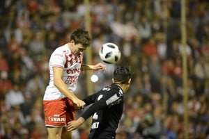 ELLITORAL_217488 |  Luis Cetraro Franco Soldano gana de arriba ante un defensor de Independiente. Fue la última vez que jugó en forma oficial en el 15 de Abril, marcando el gol clave para la clasificación de Unión a la Sudamericana, desbaratando las chances coperas del Rojo.