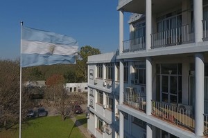 Müller expresó su alegría de que Esperanza sea sede de este evento que “será un espacio crucial para explorar temas transversales y estratégicos que influyen en el desarrollo de nuestra matriz productiva y su competitividad en un mundo cada vez más digitalizado”.