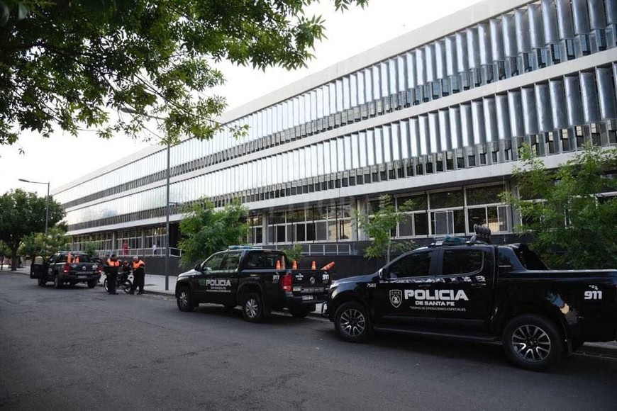 ELLITORAL_196251 |  Marcelo Manera Más de 100 policías custodian el edificio del nuevo Centro de Justicia Penal (CJP) de Rosario.