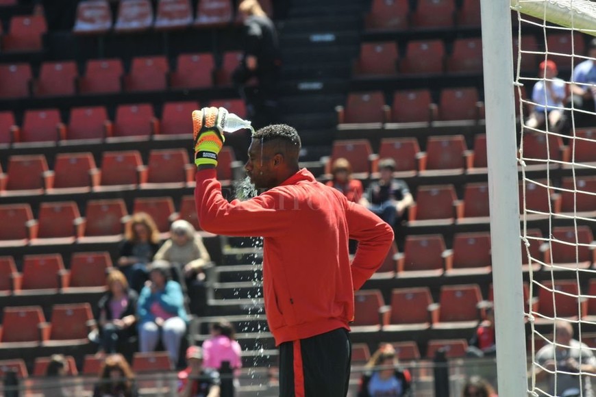 ELLITORAL_249712 |  Mauricio Garín Dida  quiere volver. El ecuatoriano Alexander Domínguez tiene muchas ganas de estar otra vez en Santa Fe. No le fue bien en Vélez, donde atajó muy poco.