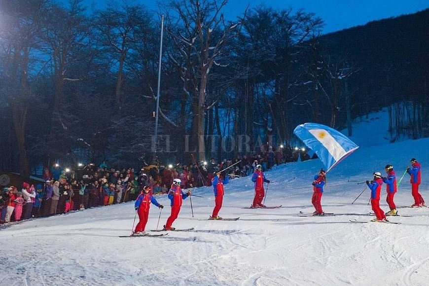 ELLITORAL_216762 |  Gentileza Infuetur LOS EQUIPOS LOCALES de esquí del Club Andino Ushuaia y del Cerro Castor mostraron su destreza.