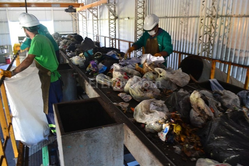 ELLITORAL_167608 |  El Litoral Procesamiento. En el interior del galpón del Relleno Sanitario está la cinta de selección. En ella se realiza una de las tareas específicas elementales en el proceso de tratamiento y derivación de la basura: la separación los elementos con valor comercial, como plástico, vidrio, metal y cartón.