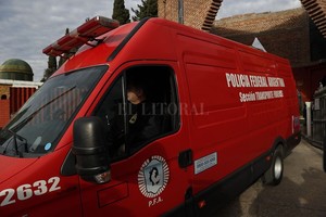 EFE Traslado de los restos de Menem Jr. desde el cementerio de La Tablada. El operativo contó con una fuerte custodia.