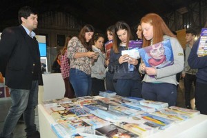 Flavio Raina Los jóvenes analizan cada una de las propuestas que encuentran en la Expo Carreras.