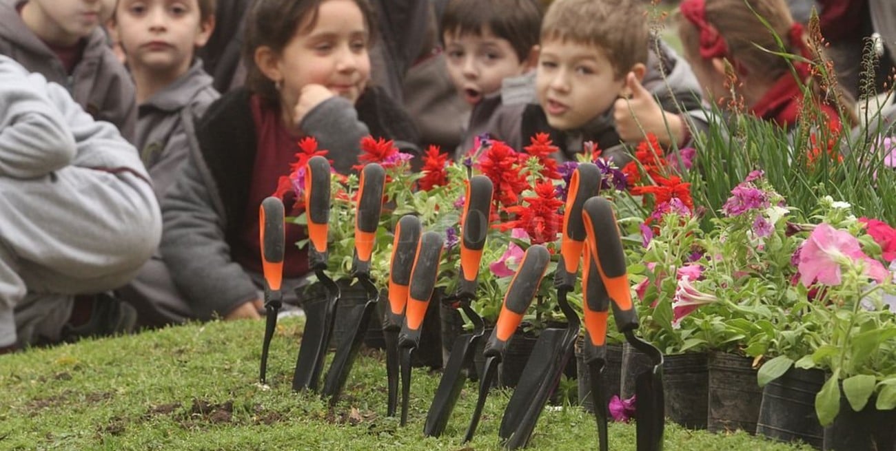 Bahco y Alumnos del IES plantaron flores en la plaza del Soldado