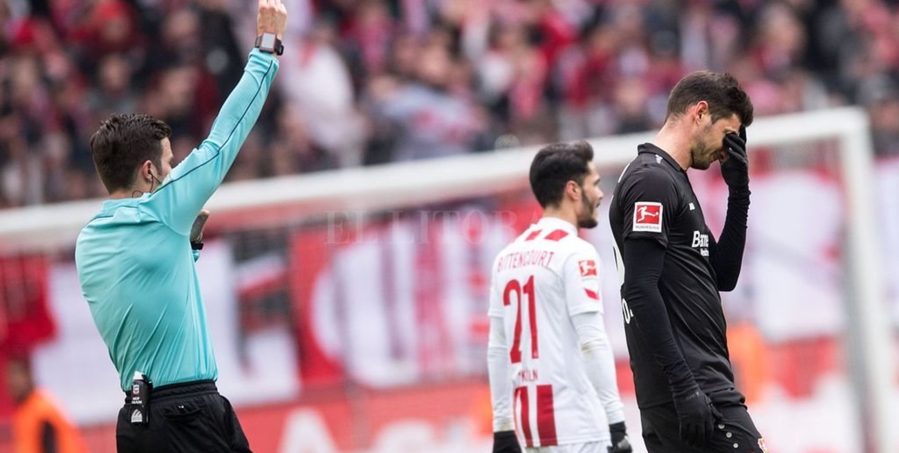 Alario fue expulsado y Bayern Leverkusen perdió ante Colonia