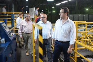 Gentileza Cervería Santa Fe Visita. El ministro de Medio Ambiente de la provincia, Jacinto Speranza, recorrió la planta de barrio Candioti.