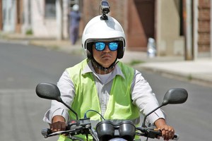 Pablo Aguirre Monitoreando. El agente de la Brigada Motorizada barre las calles del microcentro con su cámara sobre la cabeza, en busca de infractores.