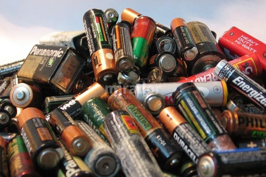 ELLITORAL_215775 |  Gentileza: Transmedia VT. Las pilas y baterías fueron depositadas en bidones de alto impacto reciclados, que contenían herbicidas, fungicidas u otros.