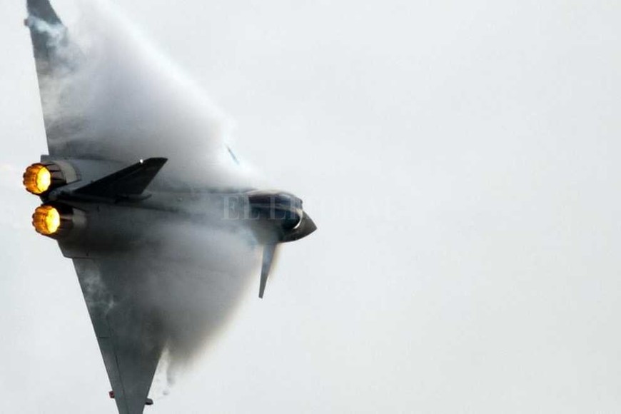 ELLITORAL_192701 |  lavanguardia.com Uno de los aviones que participaban del desfile tuvo un accidente fatal.