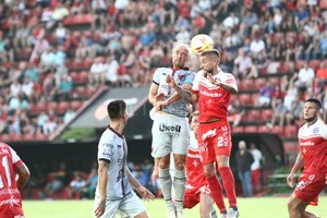 ELLITORAL_249146 |  Pablo Aguirre Lo único de Comesaña. La foto es la primera  por los puntos  de este año: el 28 de enero Colón le ganaba al  Bicho Colorado  de Diego Dabove 2 a 0 en el Brigadier López. Era el debut del profesor Julio Avelino Comesaña en Colón como entrenador: fue lo único que le salió bien al colombo-uruguayo en el banco sabalero. De entrada nomás, la  Pulga  Rodríguez presentaba credenciales con la sangre y luto.