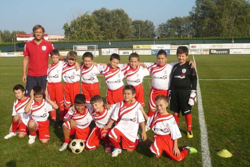 ELLITORAL_194525 |  El Litoral Sus inicios en inferiores. Martín Cicotello posando con una de las categorías más bajas del Deportivo Español. Si bien logró rodaje como ayudante de campo profesional en All Boys y Juan Aurich de Perú, le encanta el trabajo de las divisiones inferiores. Será el supervisor general de todo el fútbol formativo tatengue.