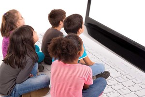 Archivo. Cada medio segundo, un niño enciende un dispositivo electrónico para adentrarse en el mundo virtual.