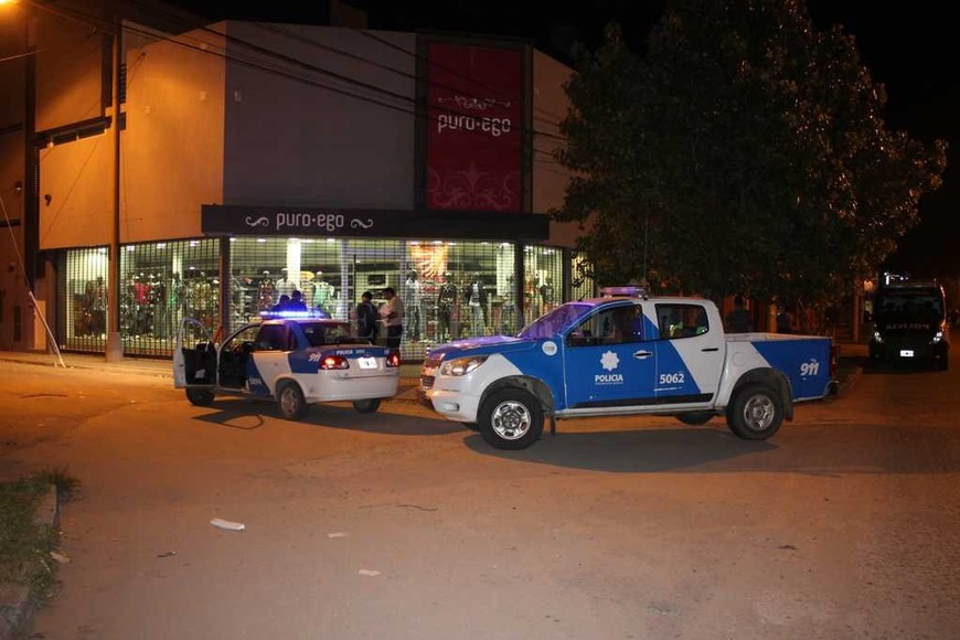 ELLITORAL_186917 | Archivo El Litoral Blas Parera 6900. La policía en el lugar del hecho, aquella fatídica noche del 11 de marzo de 2015.