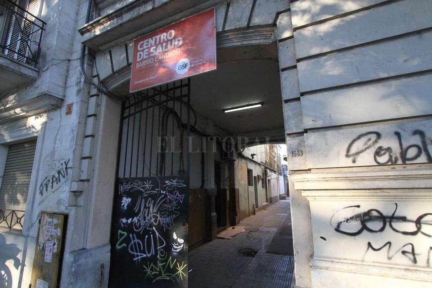 ELLITORAL_178934 |  Mauricio Garín Los graffitis más importantes están junto al ingreso al centro de salud de barrio Candioti, que funciona en el sector por el que ingresaban las ambulancias.