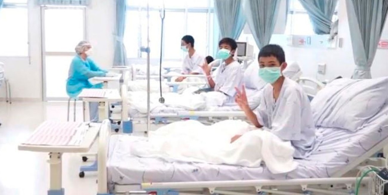 Los chicos rescatados de la cueva de Tailandia podrían dejar la semana que viene el hospital