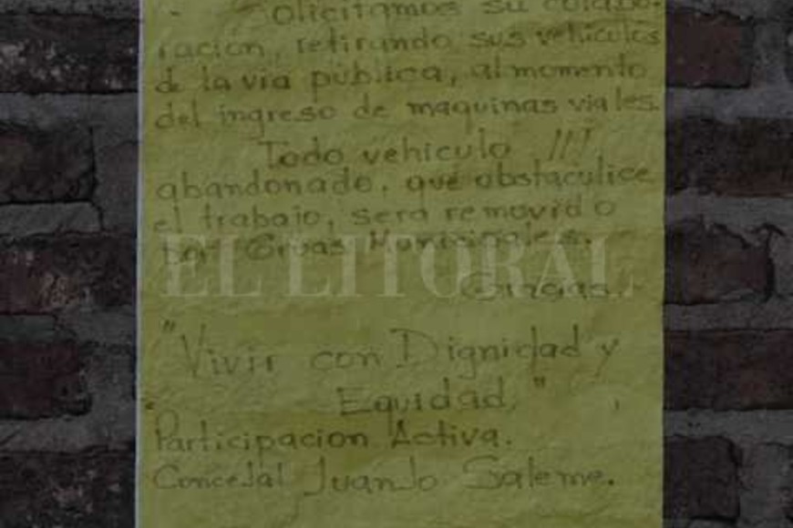ELLITORAL_182120 |  Guillermo Di Salvatore Mensajes. En muchas paredes de las viviendas del barrio pegaron este cartel que pide a los vecinos que retiren de la vía pública sus vehículos para que pasen las máquinas viales.