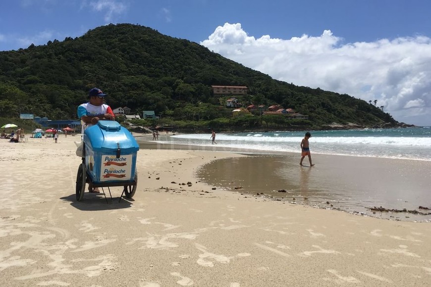 ELLITORAL_197907 |  El Litoral Cuatro Islas. José Mendes ya está vendiendo helados en esta hermosa playa de Bombinhas. Cuestan entre 4 y 12 reales (entre 24 y 70 pesos).